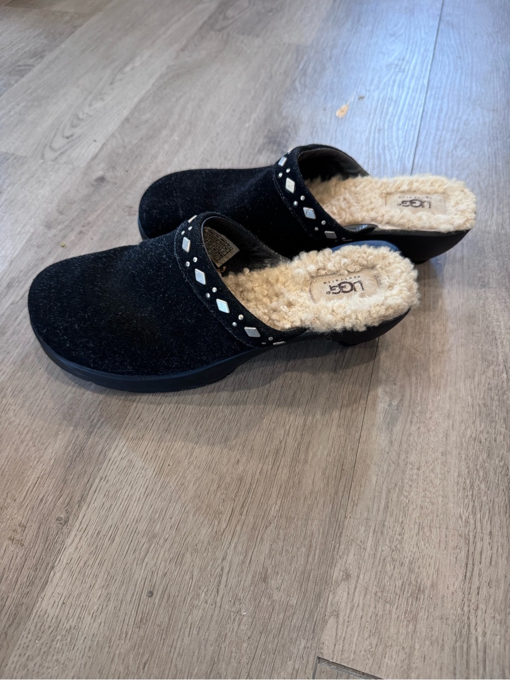 UGG Australia Women's Fiona Black Suede Shearling Platform Studded Clogs Size 8